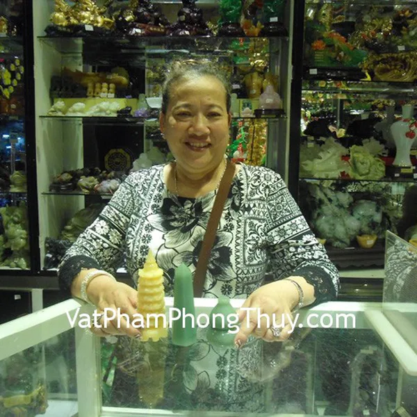 Cô Chỉ - khách hàng mua trụ ngọc đông linh H052-1-1577 và hồ lô đá HM108