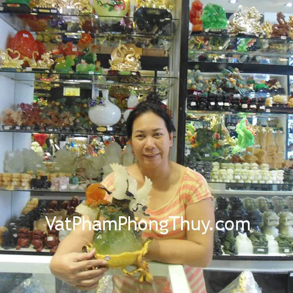 Cô Hồng - khách hàng mua tượng song hạc trắng A166