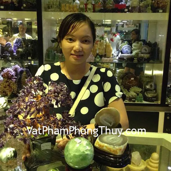 Vợ chồng anh Vinh- khách hàng mua bồn tụ bảo H098-2772, cây tài lộc thạch anh tím KC022, quả cầu đá dạ quang xanh M186-3354