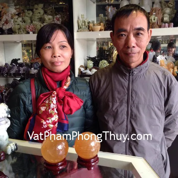 Chú Thắng - khách hàng mua quả cầu thạch anh vàng