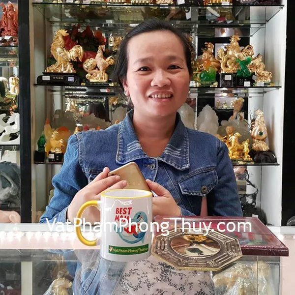 Chị Thúy - khách hàng mua bát quái đồng lồi D227 và tranh sơn hải trấn K1226