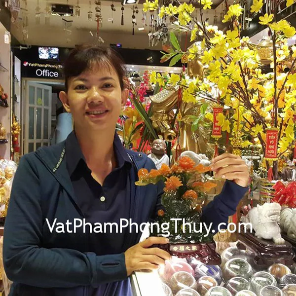 Chị Hường - khách hàng mua tượng gia đình gà ngọc xanh dưới cây lộc G023A