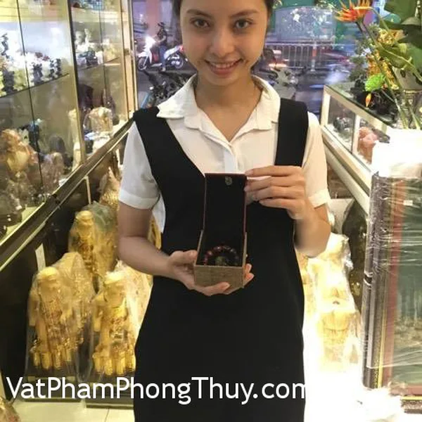 Chị Quỳnh - khách hàng mua mặt phật tổ đá mắt mèo S716 và chuỗi mắt mèo hạt xoan S6087