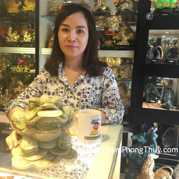 Chị Nguyên - khách hàng mua tượng Thiềm Thừ đá Cẩm Thạch Tây Tạng khủng CTT-L
