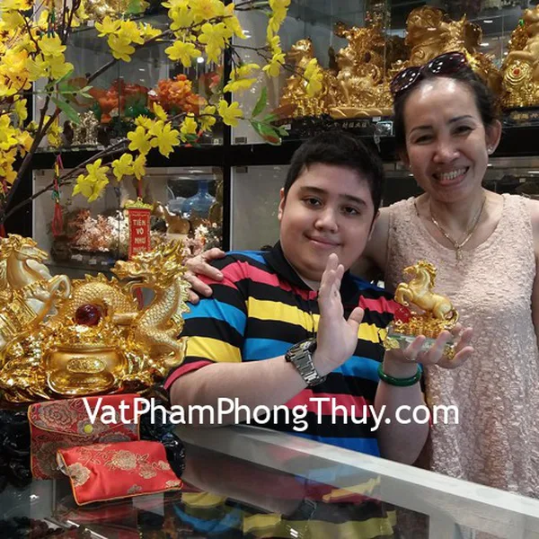 Cô Thúy - khách hàng mua tượng long mã vàng C073A, ngựa bên châu đỏ C109A, chuỗi ngọc phỉ thúy xanh S6676 và mặt tỳ hưu S6319