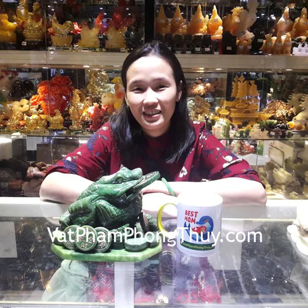 Chị Đào - khách hàng mua Thiềm thừ Lam ngọc chiêu tài GM027