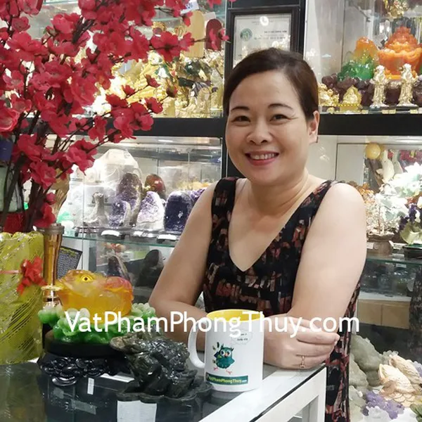 Chị Oanh - khách hàng mua thiềm thừ lưu ly C060A và thiềm thừ đá lam ngọc GM026