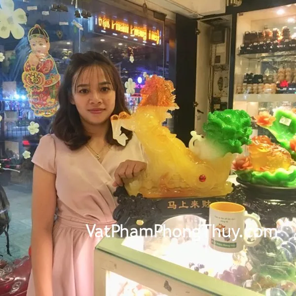 Vợ chồng anh Dũng - khách hàng  mua Ngựa vàng kéo bắp cải C103A, thiềm thừ lưu ly trên mẫu đơn C058A