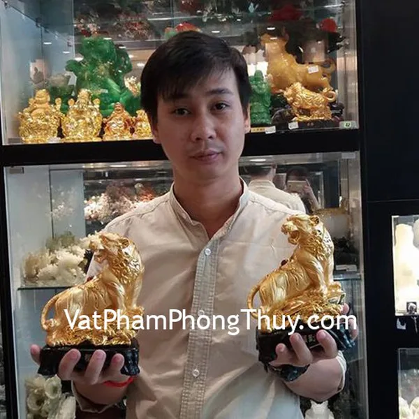 Anh Lũ - khách hàng mua tượng hổ vàng đứng trên núi C123A