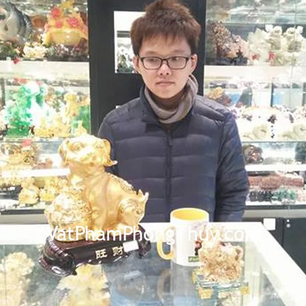 Anh Tùng - khách hàng mua tượng chó ôm mâm vàng C017A