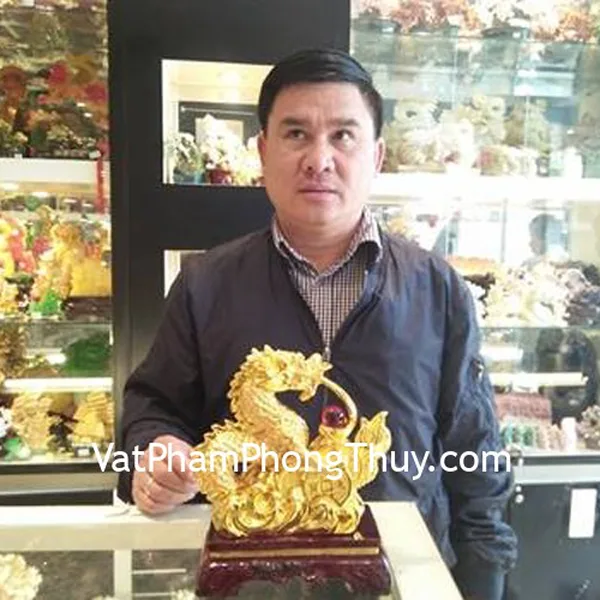Anh Hải - khách hàng mua tượng rồng vàng ôm tiền C077A
