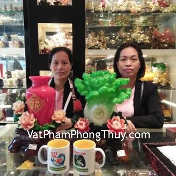 Chị Hạnh - khách hàng mua tượng bắp cải C163A và bình mẫu đơn G122A