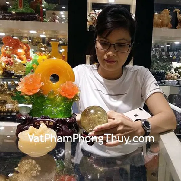 Chị Phương Hà - khách hàng mua tượng mẫu đơn C197A và bồn tụ bảo GM073