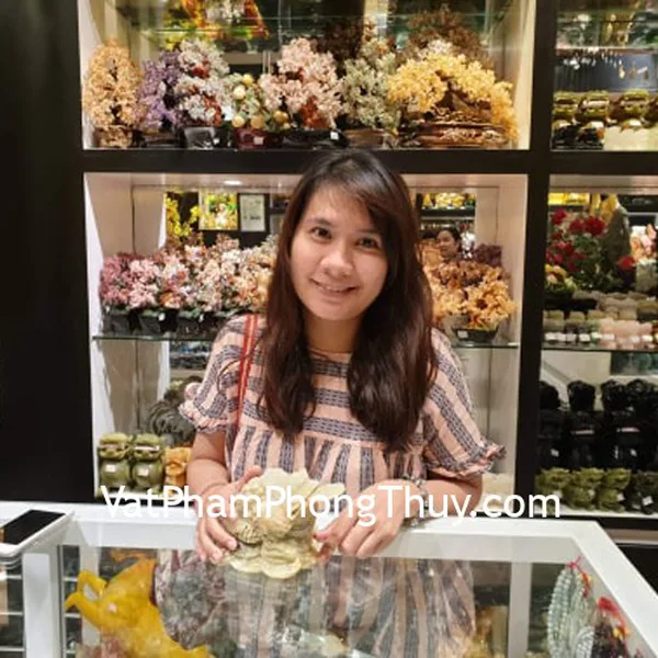 Chị Tuyền - khách hàng mua tượng cóc ba chân đá cẩm thạch trung CTT-M
