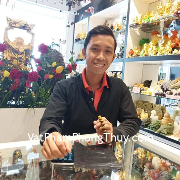 Anh chị Kim Chi - khách hàng mua chuỗi đá mắt mèo 14li S6836