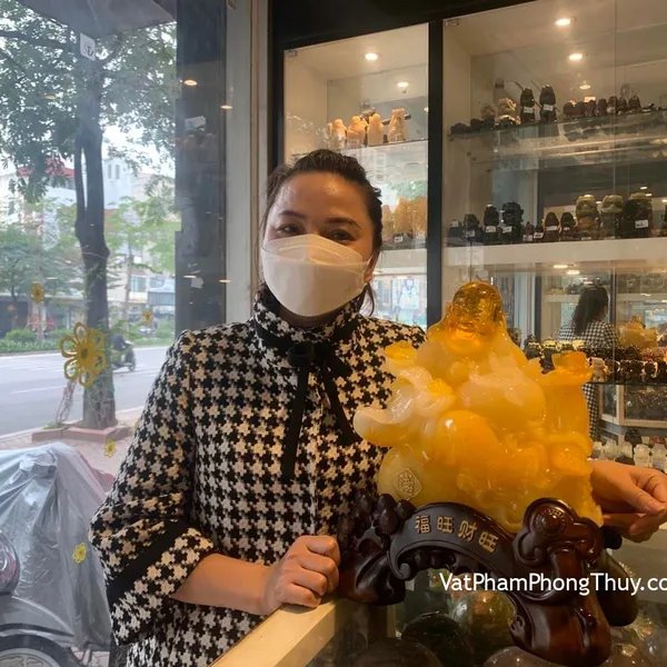 Chị Nụ - Khách hàng mua Phật di lạc vàng cam ngồi trên núi tiền C131A.