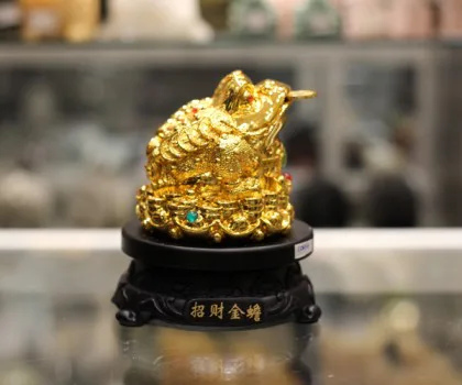 Thiềm thừ vàng trên đế gỗ xoay - Chiêu tài kim thiềm C065A