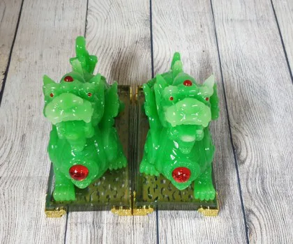 Cặp tỳ hưu xanh ngọc ngực hồng châu trên đế thuỷ tinh - Vượng Phước Tỳ Hưu/ Chiêu Tài Tỳ Hưu LN057