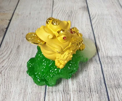Thiềm thừ vàng kim sa ngậm xâu vàng trên lá cải ngọc xanh FLN107