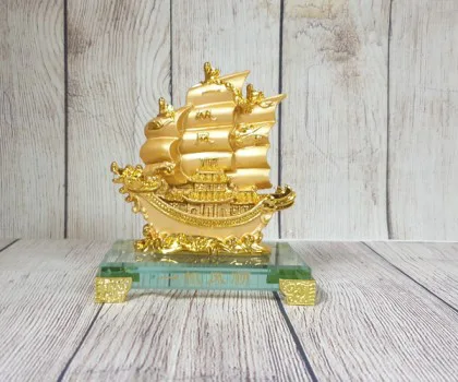Thuyền buồm song long vàng bóng trên sóng vàng đế thuỷ tinh - Nhất Phàm Phong Thuận LN146
