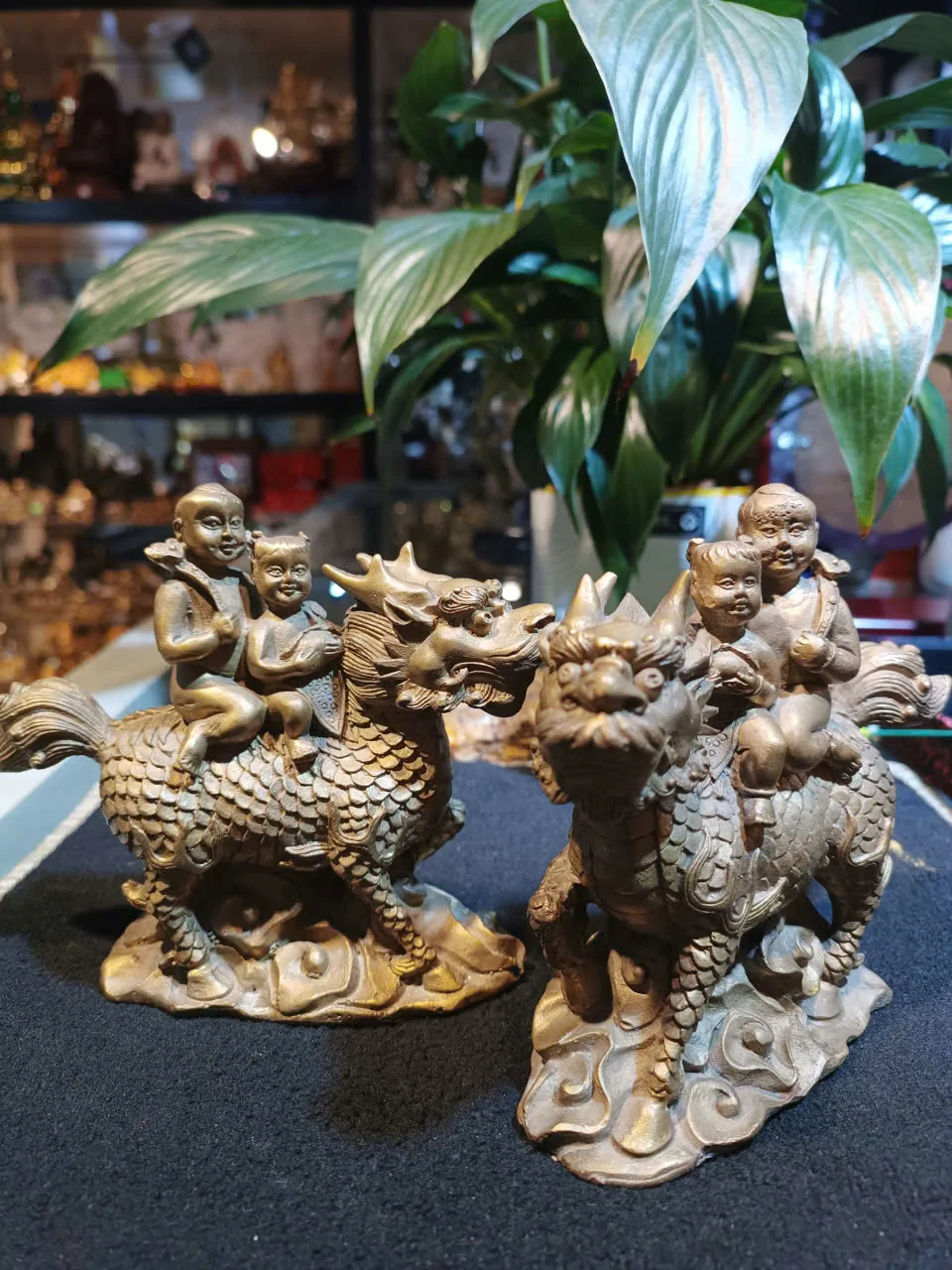 Kỳ lân cõng con D105