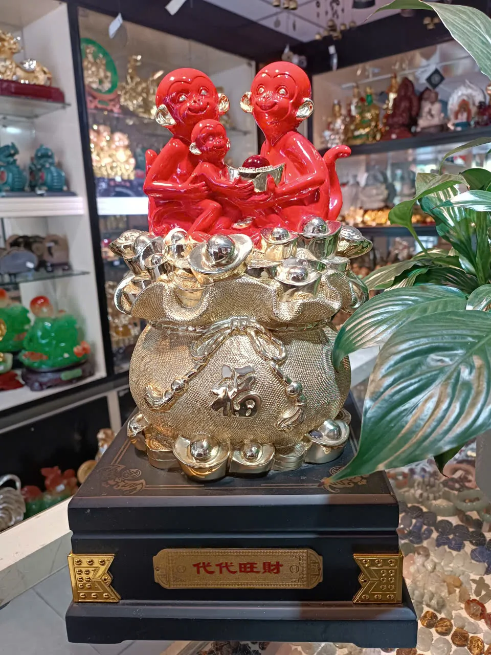 Gia đình khỉ đỏ trên túi vàng - đời đời vượng tài K029M