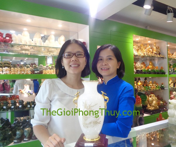 Chị La Huệ - khách hàng mua Bình Bạch Ngọc Chạm Mai FH473G