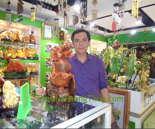 Anh Lành - khách hàng mua tượng Tỳ Hưu gỗ to FE021