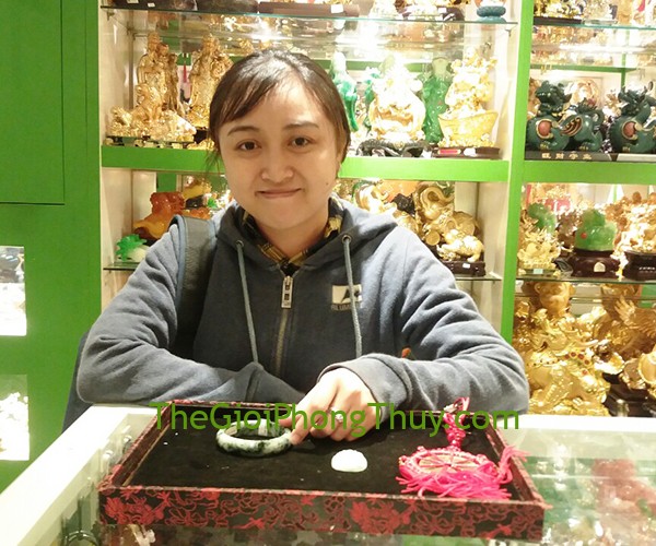 Cô Ngô - Khách Hàng mua Vòng ngọc Myanmar FS5141, Ngọc bội quan âm phỉ thúy A+ FS6419 và Phật ngọc Phỉ Thúy lớn A+++ tuổi (Mùi+Thân) FS6508-6