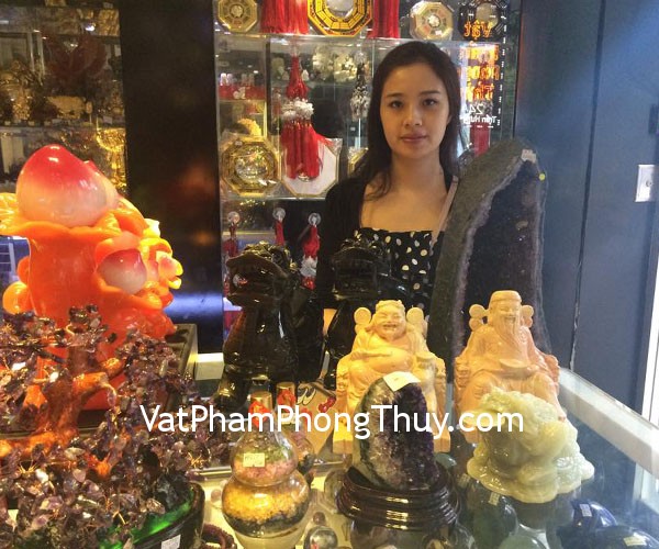 Chị Nhung- khách hàng mua tỳ hưu Bắc Kinh đen khủng, thiềm thừ đá cẩm thạch trung,hang thạch anh tím, như ý đỏ đào tiên, thần tài thổ địa đá Pakistan