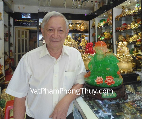 Chú Dũng - khách hàng mua tượng khỉ xanh ôm túi tài lộc K042M