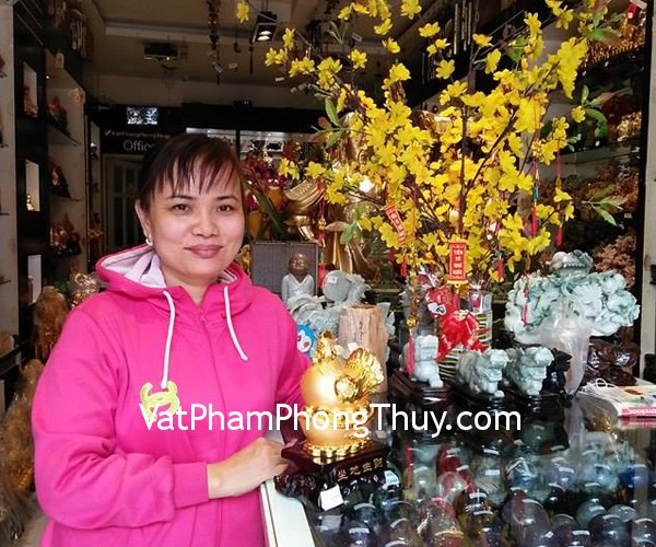 Chị Hồng Thuyên - khách hàng mua tượng Gà vàng ấm trứng trên ngân bảo G069A