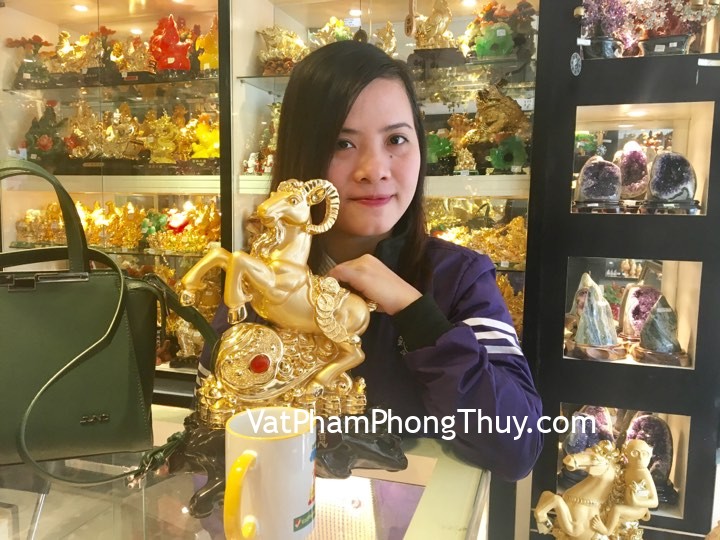 Chị Quyên - khách hàng mua tượng dê trên như ý vàng H036G