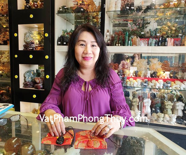 Chị Ngọc - khách hàng mua Phật Hư không tạng bồ tát đá Hắc ngà, Phật Hư không tạng bồ tát đá mã não đỏ